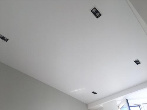 Что из себя представляет натяжной потолок. Из каких материалов изготавливаются натяжные потолки