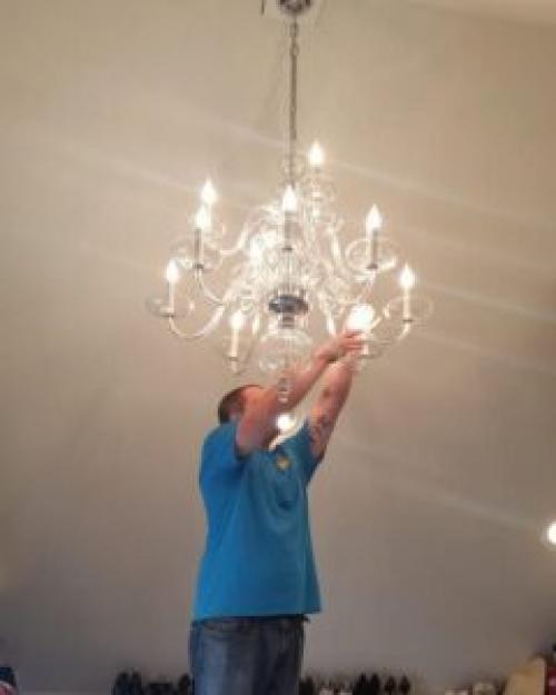 Как повесить люстру на деревянный потолок. Как самостоятельно повесить люстру к потолку: пошаговая инструкция