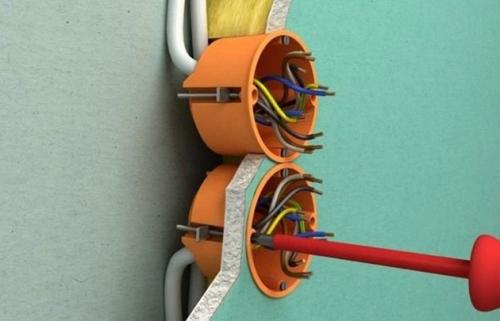 Прокладка кабеля в гипсокартоне. Гипсокартон монтируется на металлические профили без изоляции