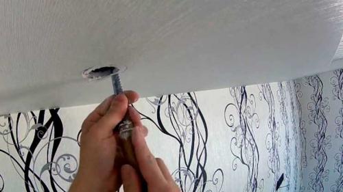 Установка светильника на гипсокартонный потолок. Как делаются большие отверстия