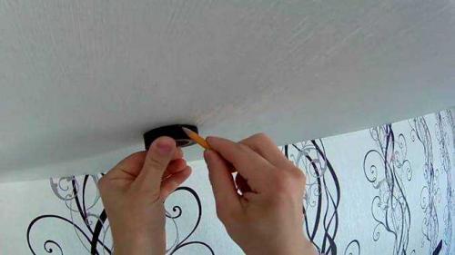 Установка светильника на гипсокартонный потолок. Как делаются большие отверстия