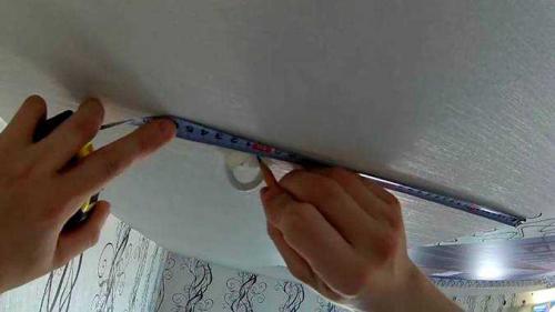 Установка светильника на гипсокартонный потолок. Как делаются большие отверстия