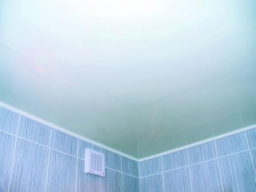 Бюджетный потолок в ванной. №1. Покраска