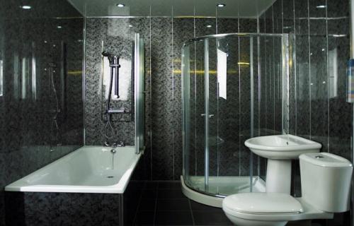 Обшивка ванной комнаты ПВХ панелями. Достоинства и недостатки отделки ванной комнаты пластиковыми панелями 01