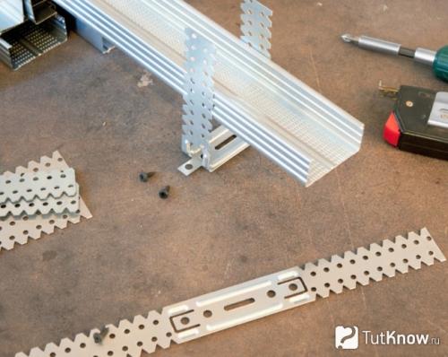 Обрешетка под гипсокартон на потолок. Монтаж ячеистого металлического каркаса для потолка из гипсокартона 01 Обрешетка под гипсокартон на потолок. Монтаж ячеистого металлического каркаса для потолка из гипсокартона 01