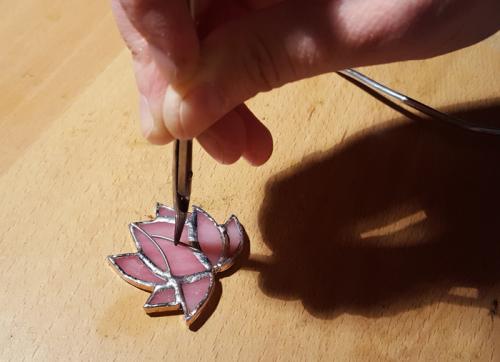 Броши из оргстекла, как сделать. Изготовление цветка из стекла (процесс)