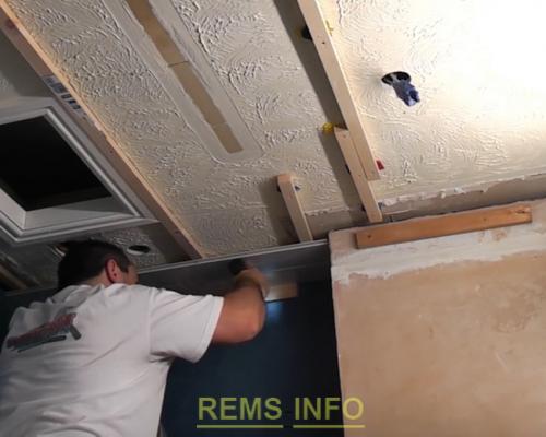 Устройство реечных потолков из панелей ПВХ. Простой способ монтажа реечного потолка из ПВХ 04 Устройство реечных потолков из панелей ПВХ. Простой способ монтажа реечного потолка из ПВХ 04