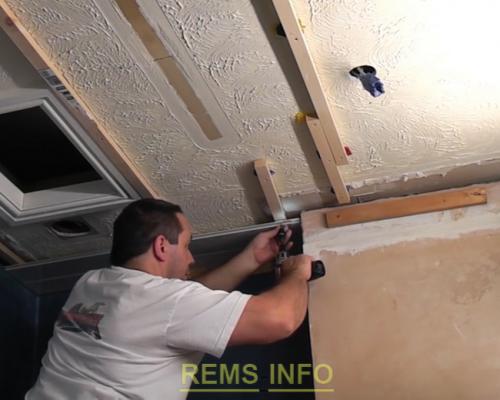 Устройство реечных потолков из панелей ПВХ. Простой способ монтажа реечного потолка из ПВХ 05 Устройство реечных потолков из панелей ПВХ. Простой способ монтажа реечного потолка из ПВХ 05