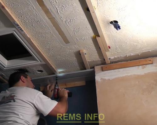 Устройство реечных потолков из панелей ПВХ. Простой способ монтажа реечного потолка из ПВХ 03 Устройство реечных потолков из панелей ПВХ. Простой способ монтажа реечного потолка из ПВХ 03