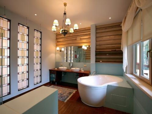 Потолок в ванной в частном доме. Возможные варианты