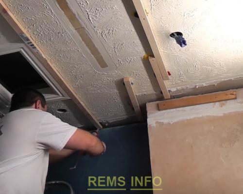 Устройство реечных потолков из панелей ПВХ. Простой способ монтажа реечного потолка из ПВХ 01 Устройство реечных потолков из панелей ПВХ. Простой способ монтажа реечного потолка из ПВХ 01