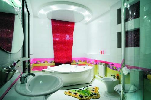 Красивый потолок в ванной. Потолок в ванной —, какой лучше дизайн выбрать и как украсить своими руками (120 фото-идей 2023 года)