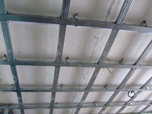 Как сделать металлический подвесной потолок своими руками. Расчет комплектующих, инструментов, материалов