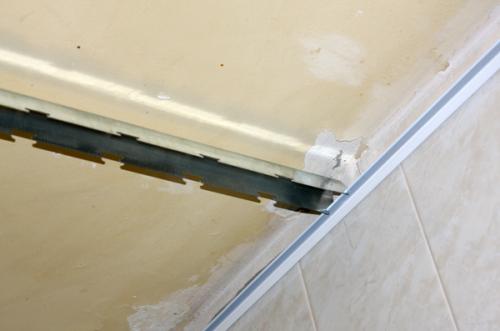 Монтаж подвесного алюминиевого потолка. №6. Особенности монтажа алюминиевых реечных потолков