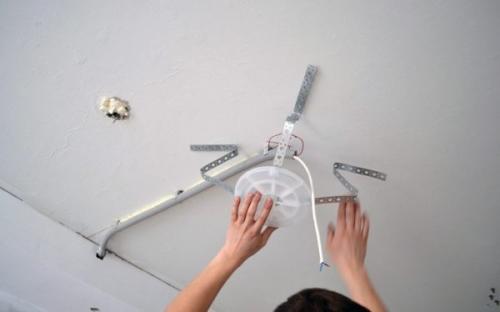 Крепление люстры к натяжному потолку. Как крепить люстру к натяжному потолку, если он уже натянут