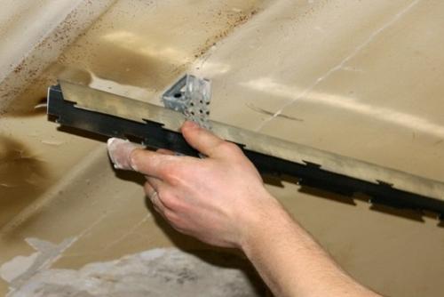 Реечный потолок в туалете. Комплектация и особенности деталей, применяемых для сборки реечного потолка