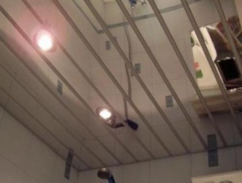 Реечный потолок в туалете. Комплектация и особенности деталей, применяемых для сборки реечного потолка