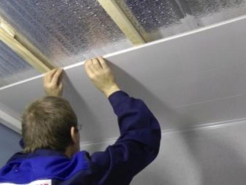 Отделка потолка пластиковыми панелями. Особенности 04 Отделка потолка пластиковыми панелями. Особенности 04