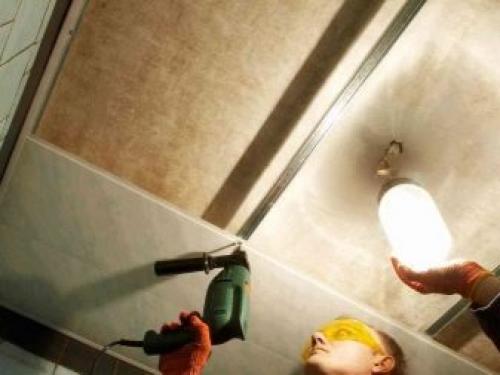 Монтаж потолка из пластиковых панелей своими руками. Особенности материала 04