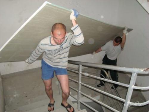 Как поднять лист гипсокартона к потолку. Занос материалов в многоэтажные дома