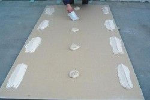 Крепление гипсокартона к потолку без каркаса своими руками. Монтаж на обрешетку из металлического профиля 06