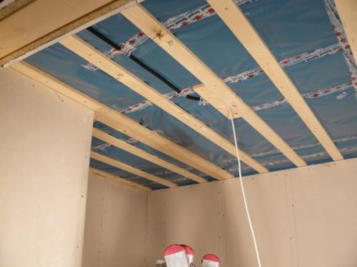 Потолок из гипсокартона на деревянном перекрытии. Укладка на обрешетку