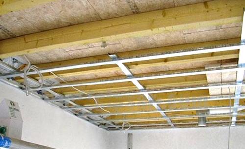 Потолок из гипсокартона на деревянном перекрытии. Установка гипсокартона на деревянный потолок с помощью металлического каркаса