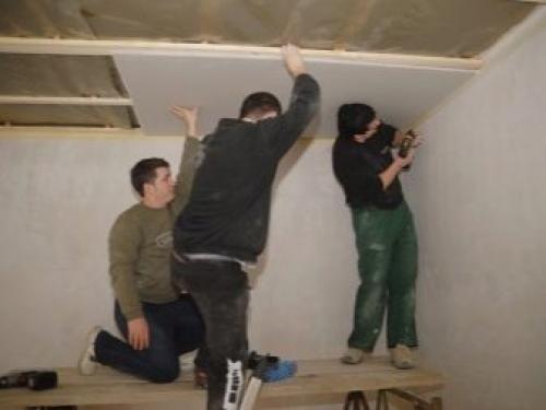 Как поднять гипсокартон к потолку одному. Как одному поднять гипсокартон 02