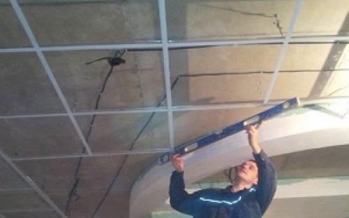 Как сделать подвесной потолок Армстронг своими.. Преимущества и недостатки 10