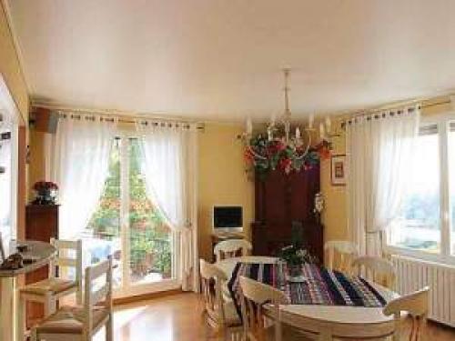 Какой натяжной потолок лучше матовый или сатиновый. Какие натяжные потолки лучше — сатиновые или матовые?