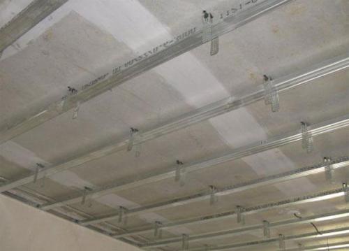 Расстояние между подвесами гипсокартона на потолке. Расчет потолочного каркаса из ГКЛ 11