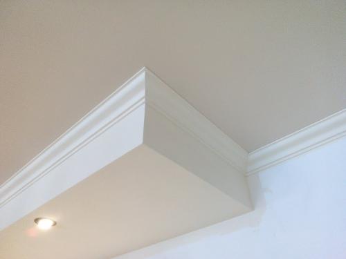 Как крепить багет к потолку. Чем приклеить багет для потолка, чтобы не отвалился