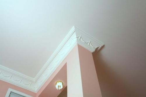 Как крепить багет к потолку. Чем приклеить багет для потолка, чтобы не отвалился
