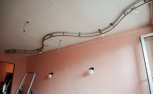 Как крепить багет на натяжной потолок. Основные разновидности багетных профилей для каркаса натяжного потолка