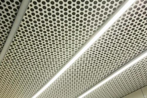 Реечный потолок своими руками. Виды реечных потолков