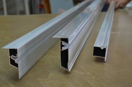 Какой стороной крепить багет натяжного потолка. Основные разновидности багетных профилей для каркаса натяжного потолка