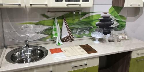 Как крепить панель пвх на кухне. Как самостоятельно закрепить пластиковый фартук на кухне: обзор вариантов монтажа