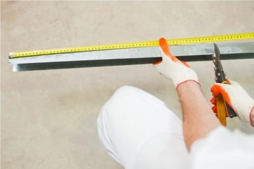 Крепление металлического профиля к стене. Этап №1 – крепление направляющих элементов к поверхности