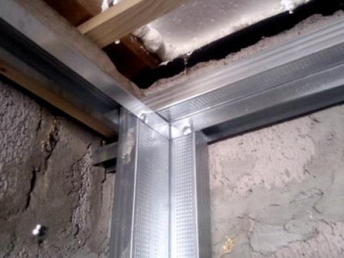 Как крепить металлопрофиль к стене. Этап 2 – крепление направляющего профиля