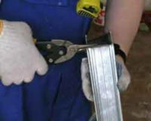 Как крепить металлопрофиль к стене. Этап 2 – крепление направляющего профиля