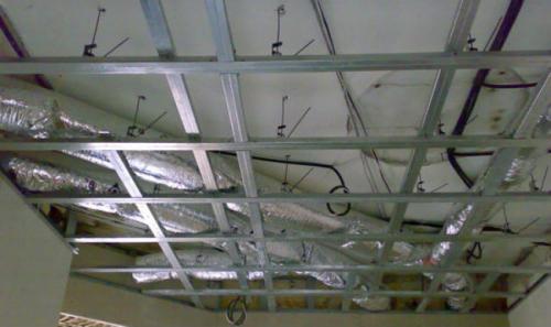 Как крепить гипсокартон к бетонному потолку. Варианты выполнения несущего каркаса