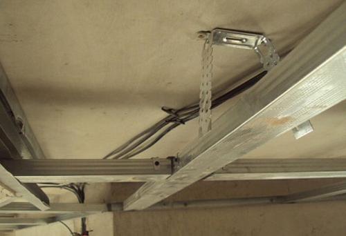 Как крепить профиль к потолку. Крепление потолочных профилей 01 Как крепить профиль к потолку. Крепление потолочных профилей 01