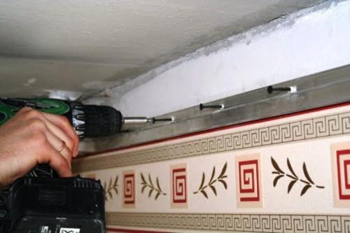 Крепление багета натяжного потолка к стене. Приобретаем необходимый крепеж