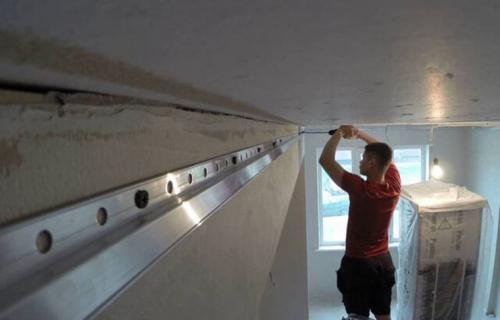 Крепление багета натяжного потолка к стене. Приобретаем необходимый крепеж